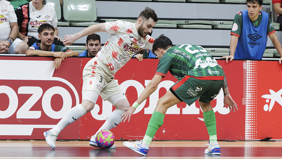 Gadeia, de ElPozo Murcia Costa Cálida, conduce el balón ante Thierry, de Islas Baleares Palma Futsal (Fotografía: Pascu Méndez)