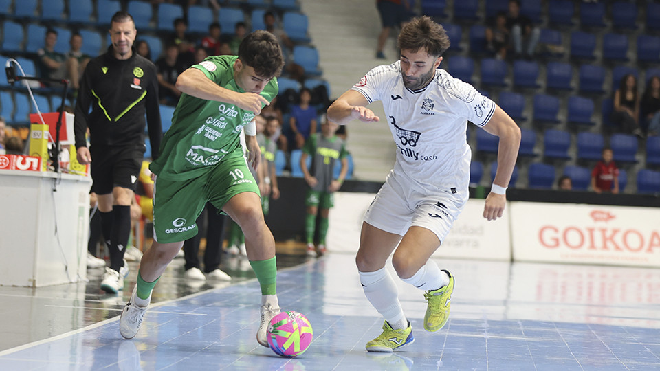 Pachu, del Osasuna Magna Xota, ante Pablo Ibarra, del Family Cash Alzira FS