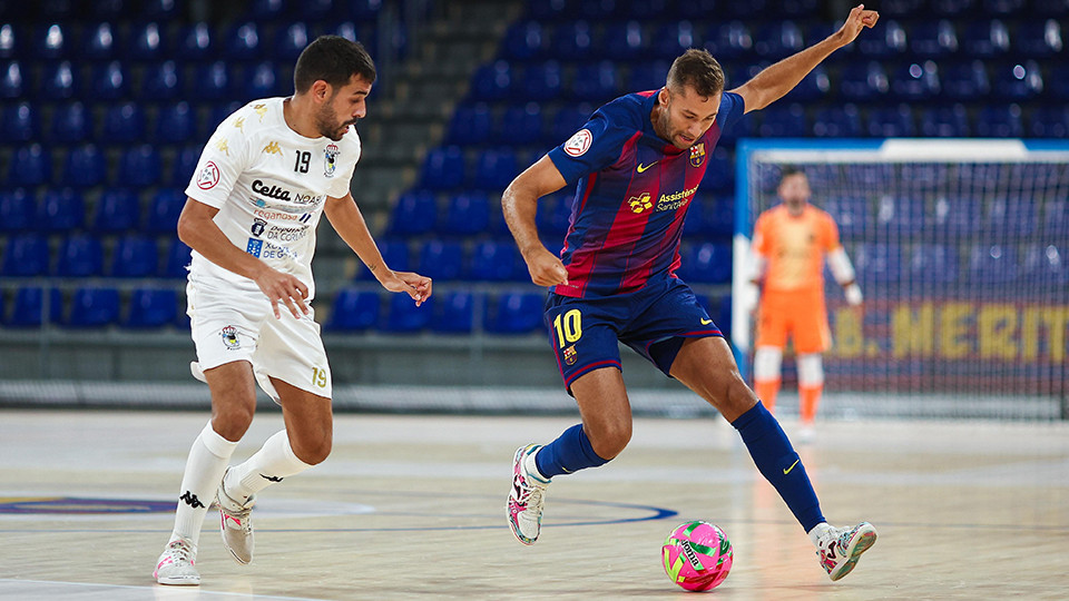 Pito, del Barça, protege el balón ante Rubén Orzáez, del O Parrulo Ferrol