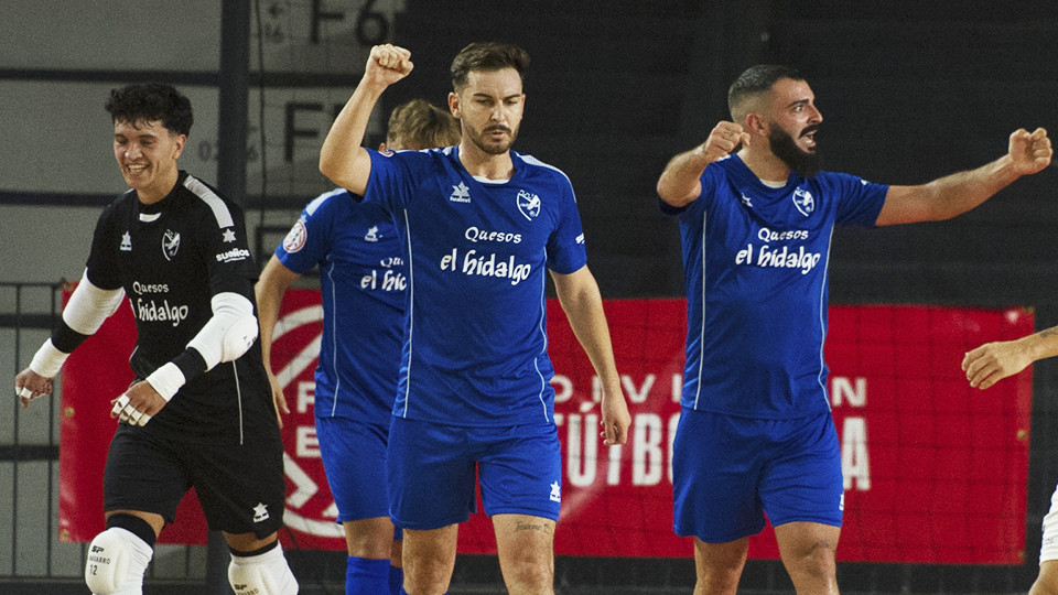 Los jugadores de Quesos El Hidalgo Manzanares celebran un gol
