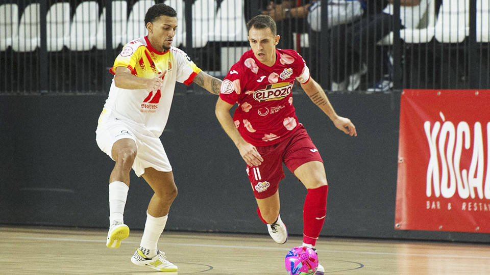Marcel, de ElPozo Murcia Costa Cálida, conduce el balón ante Leandrinho, de Industrias Santa Coloma