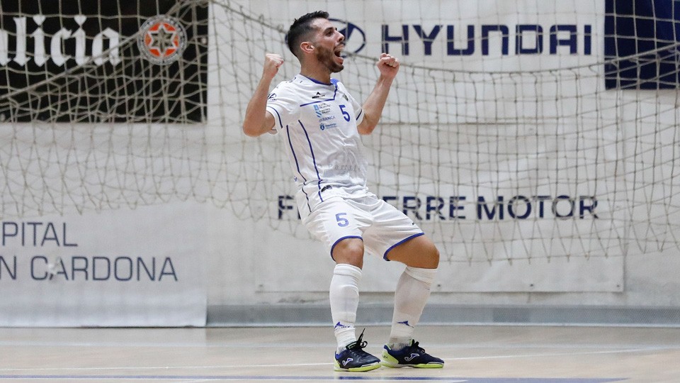 Iván Rumbo, jugador de O Parrulo Ferrol, celebra un gol.