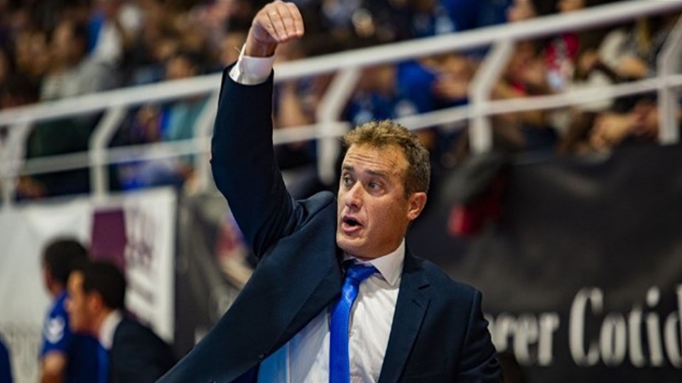 David Ramos, entrenador del Viña Albali Valdepeñas, durante un partido.