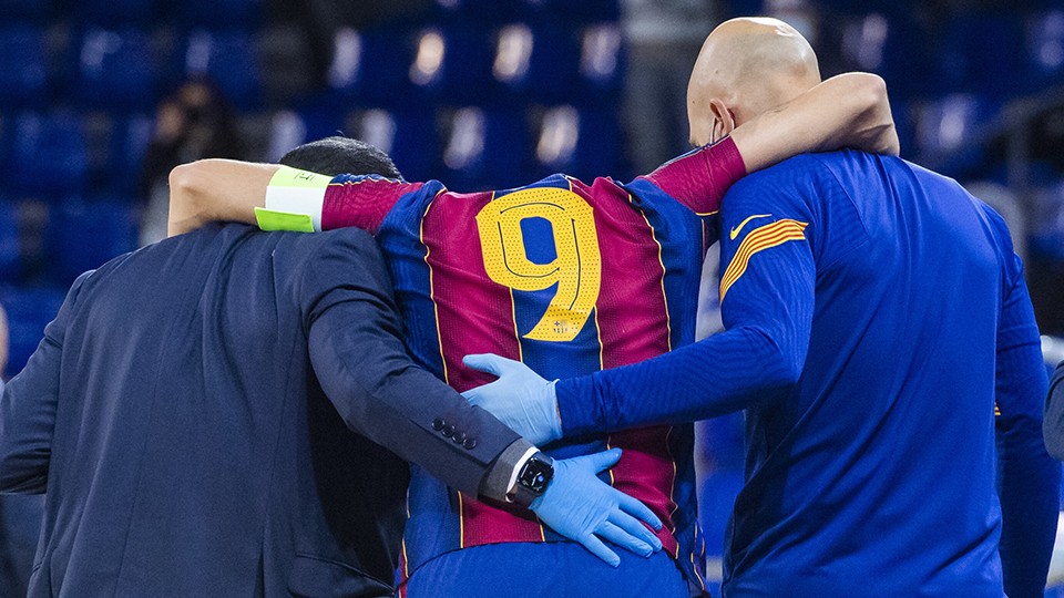 Sergio Lozano, jugador del Barça, abandona la pista lesionado.