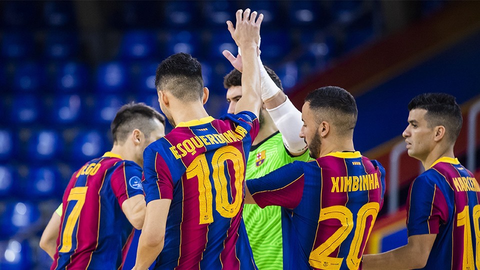 Los jugadores del Barça celebran un tanto.