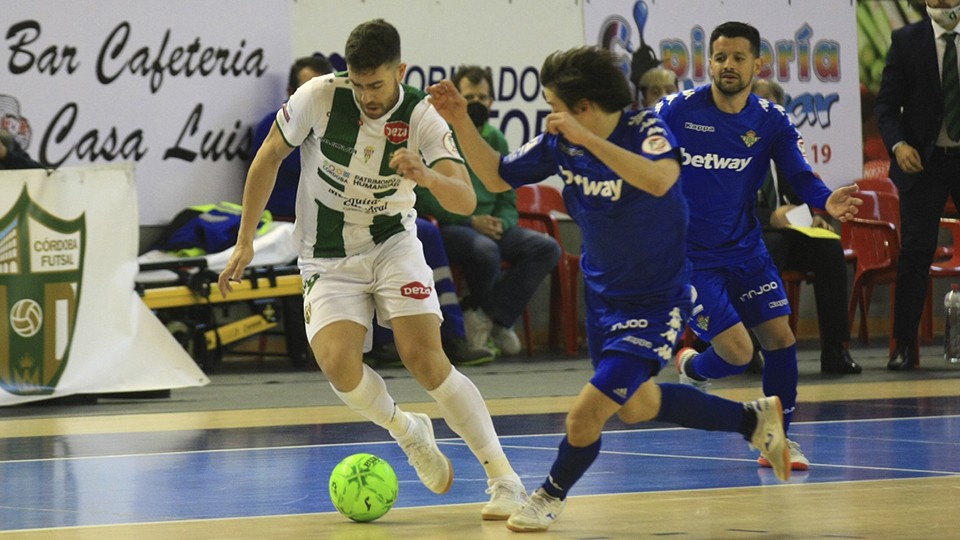 Saura, de Córdoba Patrimonio, conduce el balón.