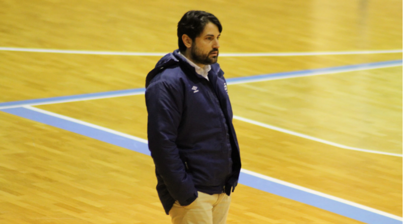 Marlon Velasco, entrenador del Noia Portus Apostoli, durante un partido