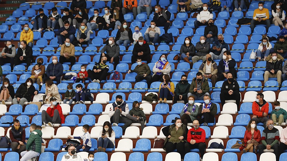 Los aficionados de O Parrulo Ferrol, durante un encuentro en A Malata. (Foto: Hugo Nidáguila / Instantes Momentos Fotográficos)