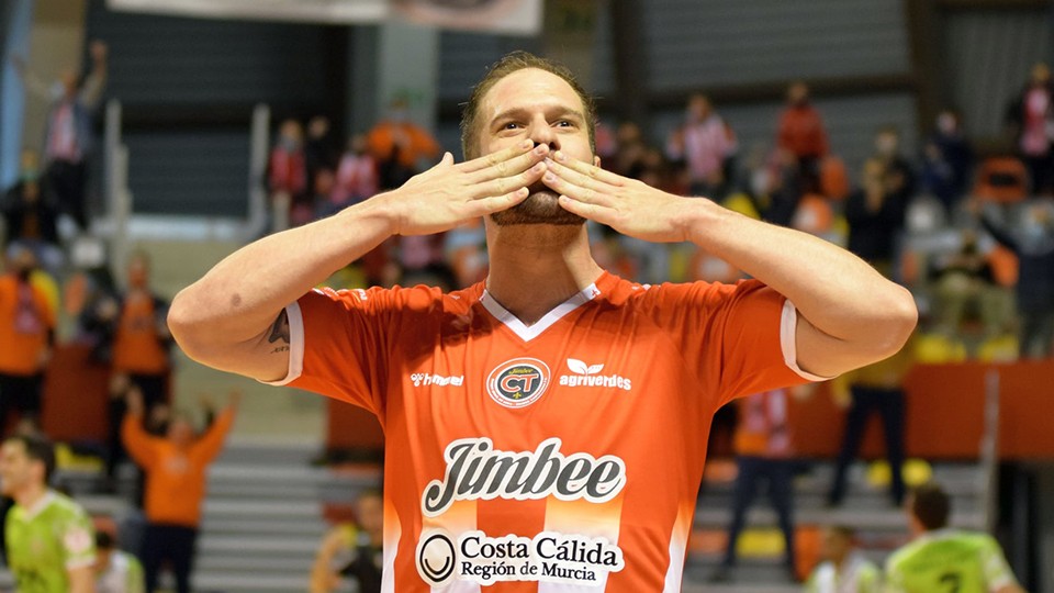 Solano, jugador del Jimbee Cartagena, celebra un tanto.