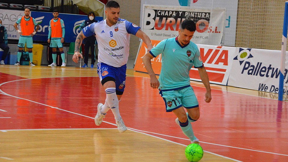Gallo, del Levante UD, con el balón ante Juanqui, del Fútbol Emotion Zaragoza.