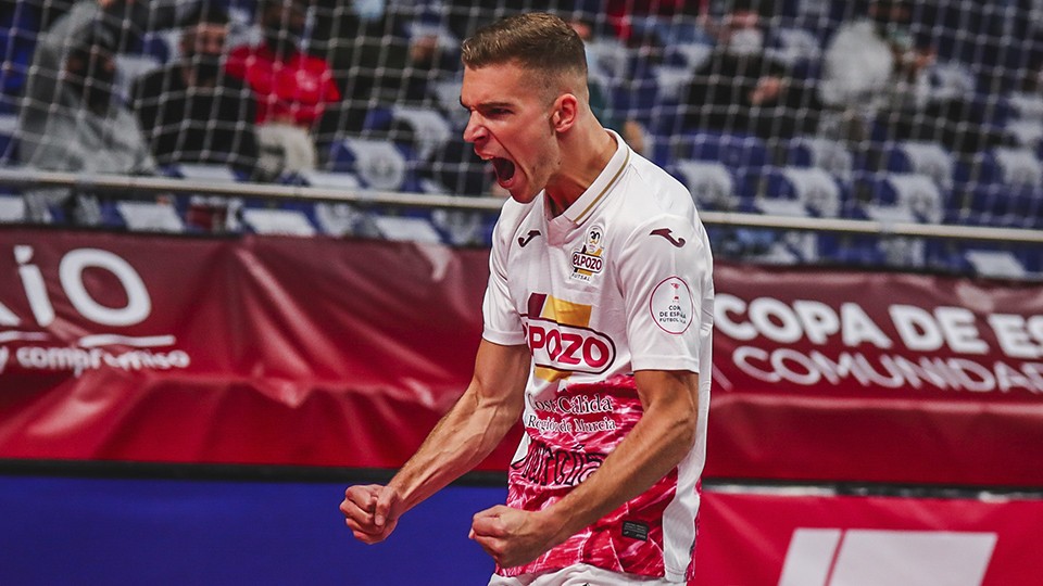 Alberto García, jugador de ElPozo Murcia Costa Cálida, celebra un tanto.