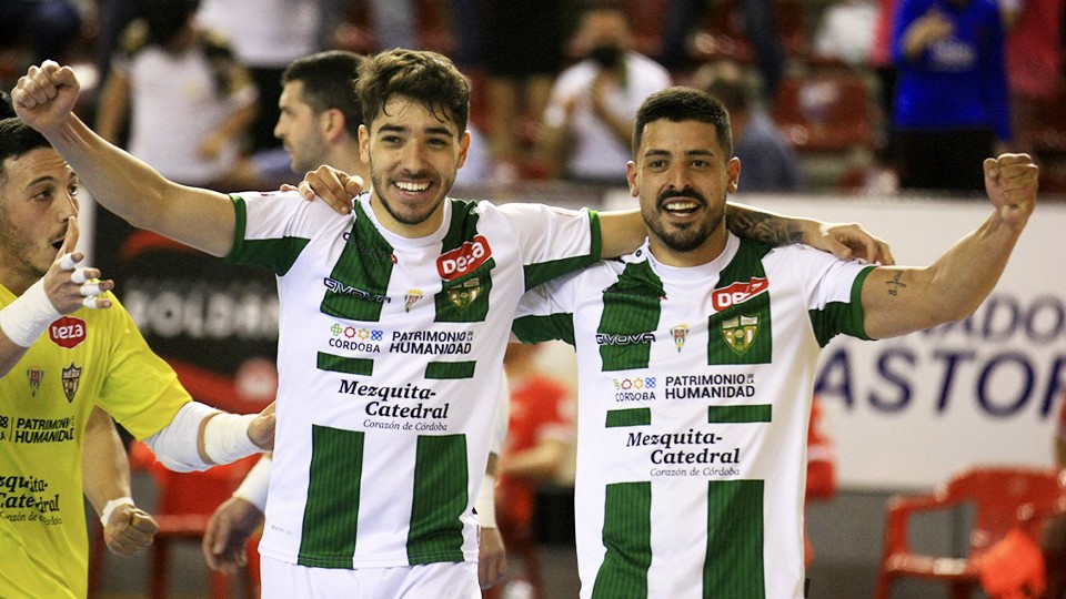 Lucas Perin y Jesús Rodríguez celebran un tanto del Córdoba Patrimonio de la Humanidad.