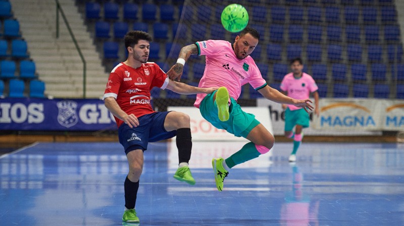 Dani Zurdo, del Osasuna Magna Xota, disputa el balón con Ximbinha, del Barça