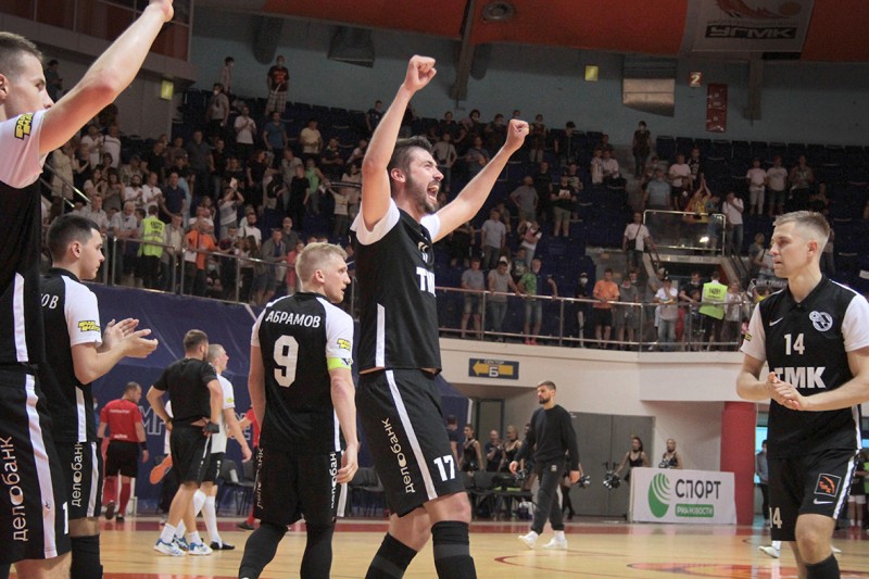 Maxim Gerasimov celebra un gol del Sinara en la final de la Superliga de Rusia