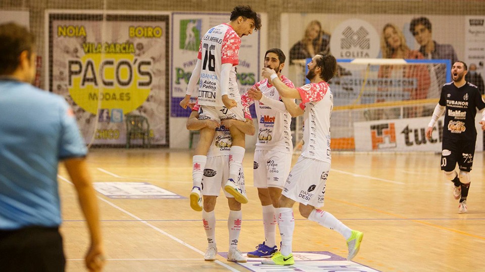 Álex Naranjo celebra un gol.