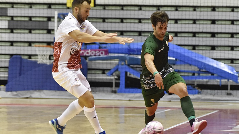 Rafa Santos, de ElPozo Murcia Costa Cálida, junto a Zequi, del Córdoba Patrimonio (Fotografía: Javier Carrión)