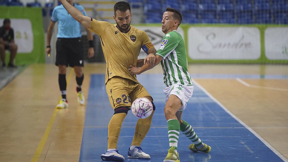 Pedro Toro, del Levante UD FS, controla el balón ante Lin, del Real Betis Futsal