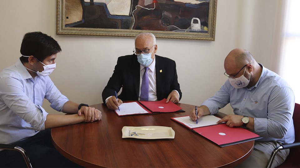 El Ayuntamiento de Manzanares y el Manzanares FS Quesos El Hidalgo renuevan su convenio de colaboración