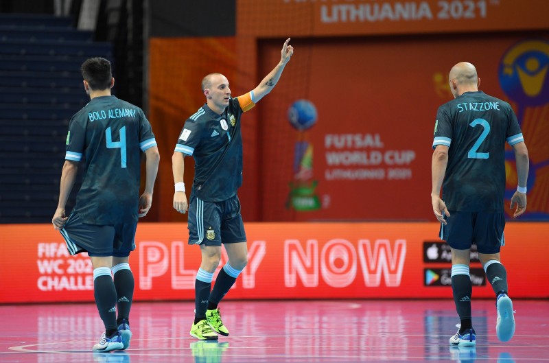 Cuzzolino celebra un gol con la selección de Argentina en el Mundial de Lituania