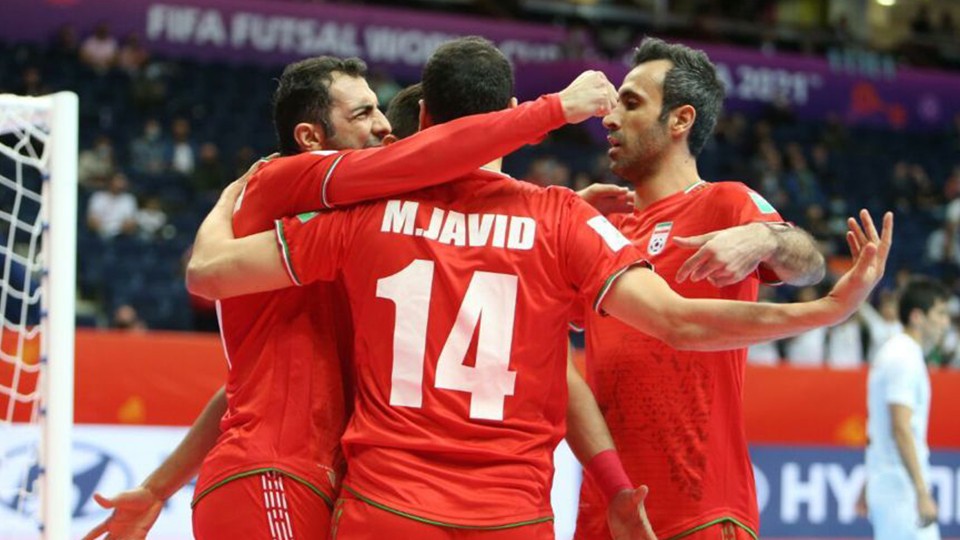 Los jugadores de la RI de Irán celebran un gol