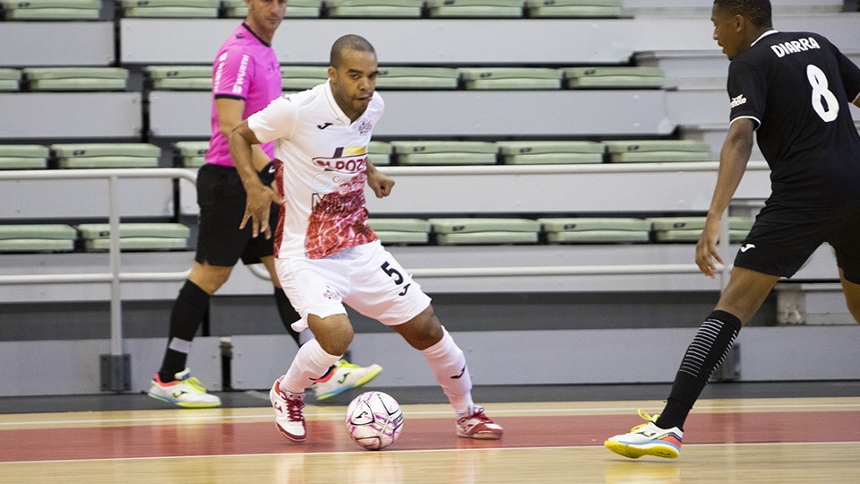 Leo Santana, jugador de ElPozo Murcia Costa Cálida, conduce el balón