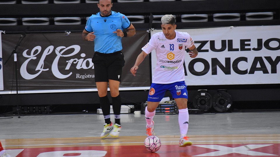 Claudino, jugador de Fútbol Emotion Zaragoza, conduce el balón.