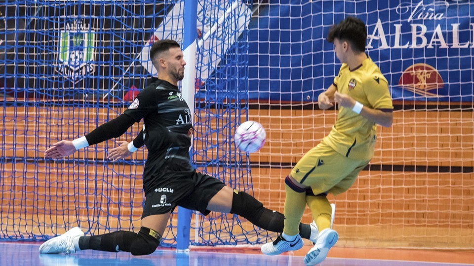 Pachu, jugador del Levante UD FS, ante Edu Sousa, de Viña Albali Valdepeñas.