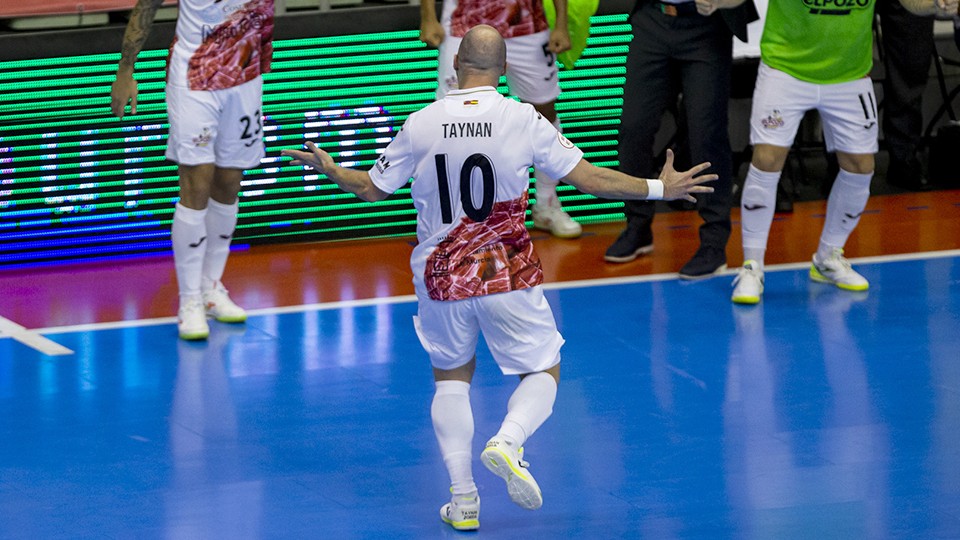 Taynan, jugador de ElPozo Murcia Costa Cálida, celebra un tanto.