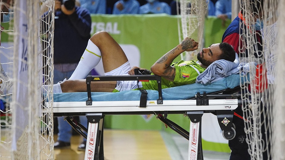 Diego Nunes, jugador del Palma Futsal, abandona la pista en camilla.