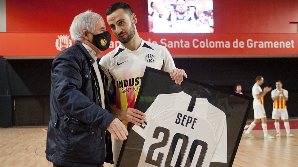 Vicenç Garcia, presidente de Industrias Santa Coloma, hace entrega a Sepe de una camiseta conmemorativa por sus 200 partidos en Liga.