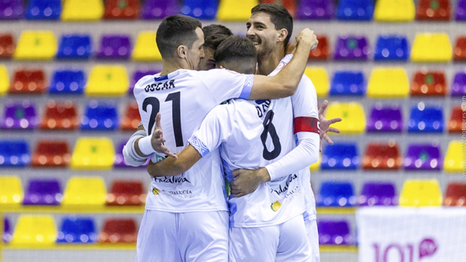 Los jugadores del BeSoccer CD UMA Antequera festejan un gol.