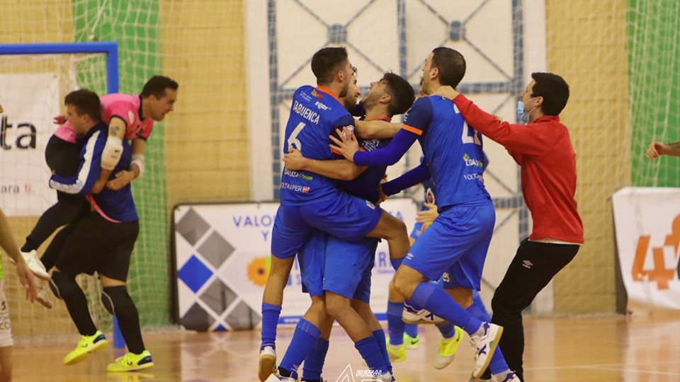 Los jugadores del Full Energía Zaragoza celebran una victoria. (Foto: Andrea Royo López)
