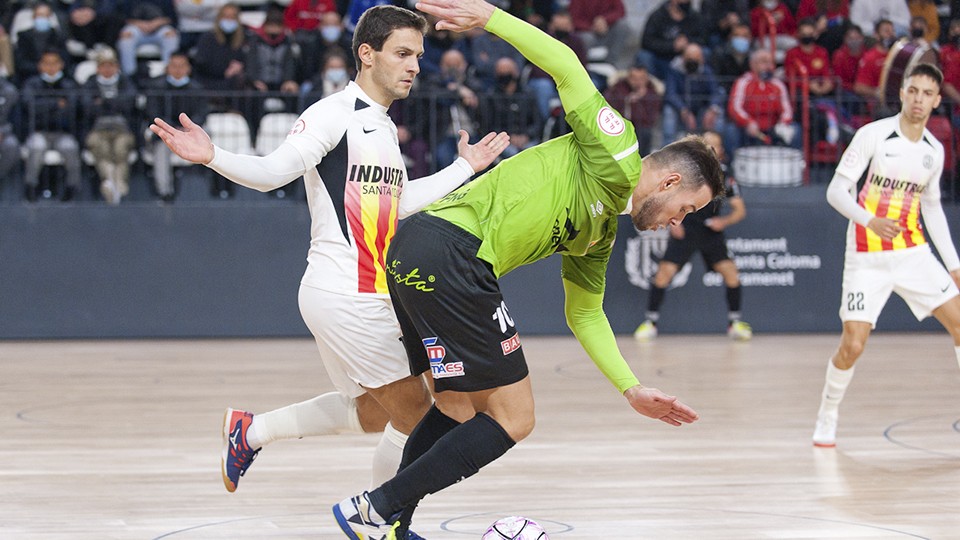 Marlon, de Palma Futsal, conduce el balón ante A. Cardona, de Industrias Santa Coloma