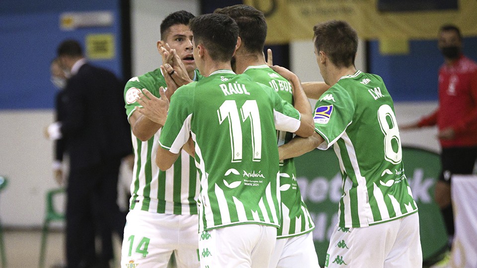 Los jugadores del Real Betis Futsal celebran un tanto.