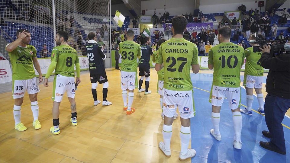 Los jugadores del Palma Futsal agradecen el apoyo de la afición.
