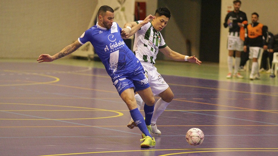 Humberto, jugador del Manzanares FS Quesos El Hidalgo, pugna por el balón con Shimizu, del Córdoba Patrimonio.
