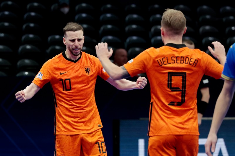 Attaibi y Velseboer celebran un gol de la Selección de Holanda. Foto: UEFA