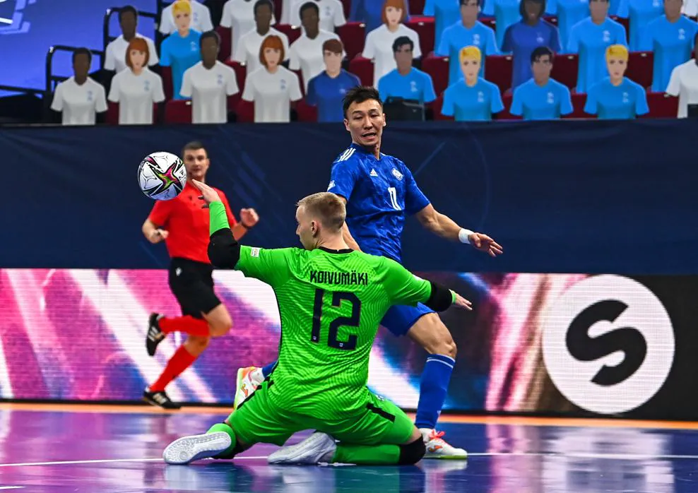 Oravoz, de Kazajistán, supera a Koivumäki (Finlandia). Foto: UEFA