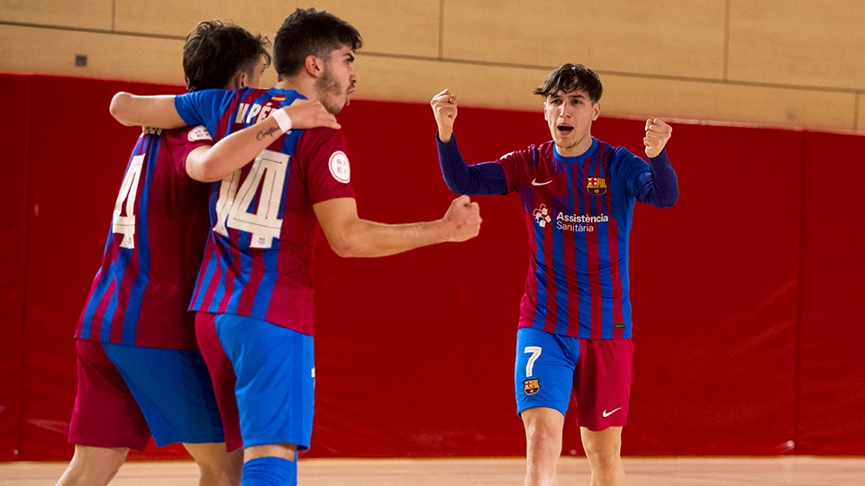 Los jugadores del Barça B celebran un tanto.