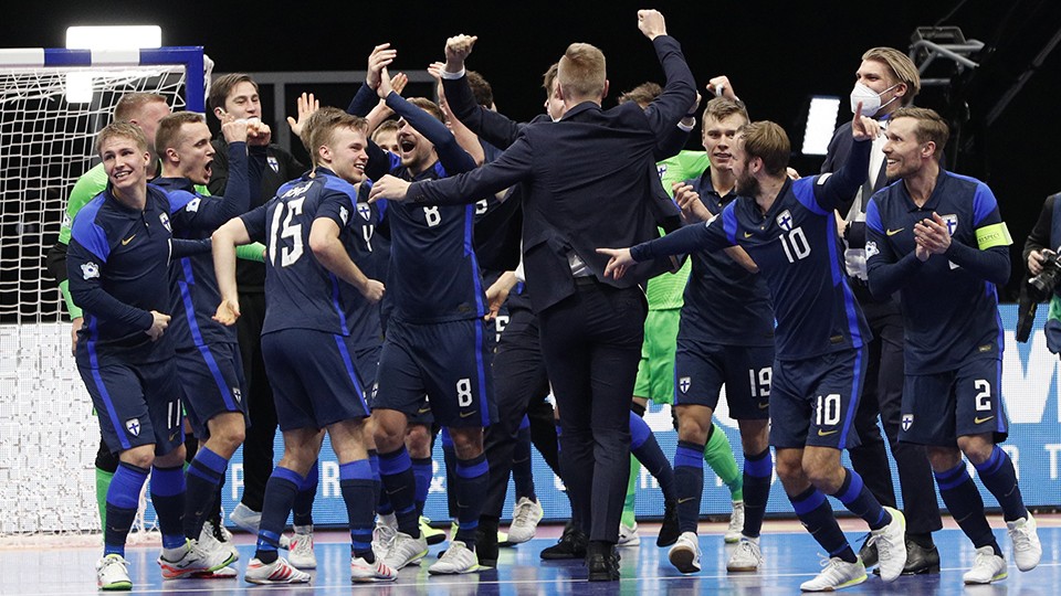 La selección de Finlandia celebra el pase a Cuartos de Final. Foto: UEFA