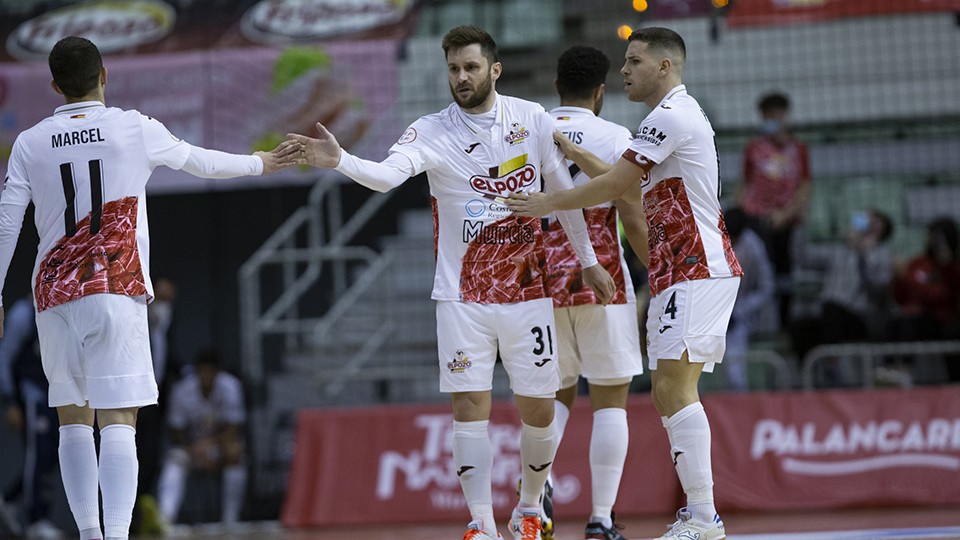 Los jugadores de ElPozo Murcia Costa Cálida celebran un tanto. (Foto: Pascu Méndez)