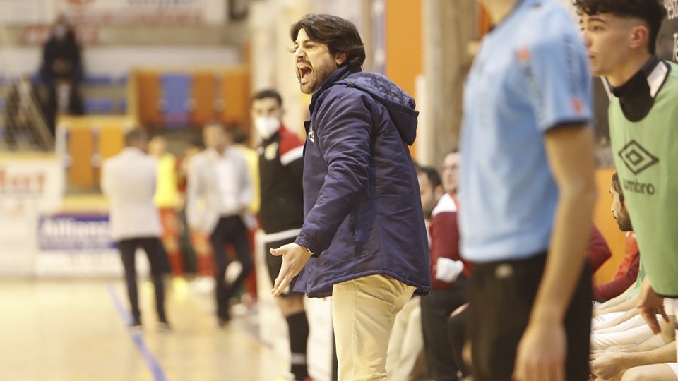 Marlon Velasco, entrenador del Noia Portus Apostoli, durante un partido