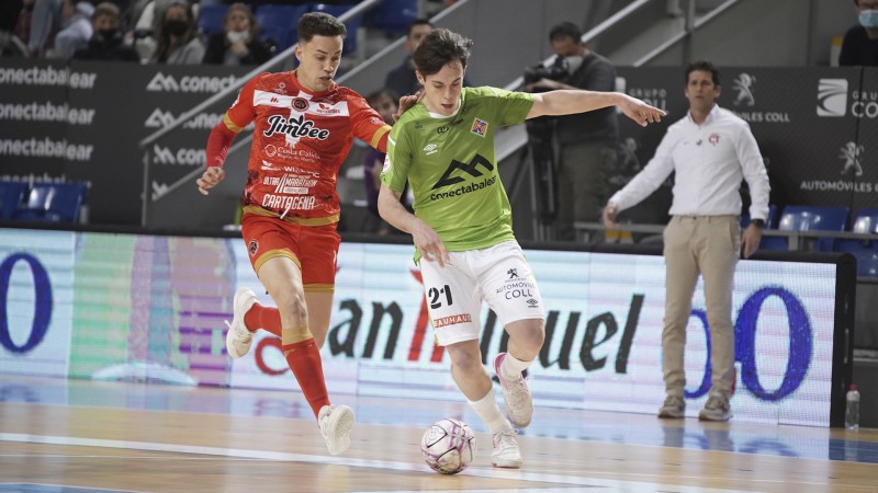 Nil Tent, de Palma Futsal, conduce el balón ante Jesús Izquierdo, del Jimbee Cartagena