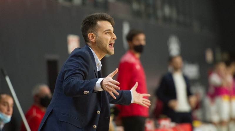 Jorge Palos dirigiendo al Fútbol Emotion Zaragoza desde el banquillo