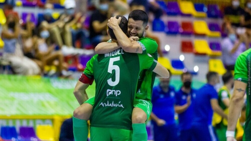 Abrazo entre Miguel Conde y David Burrito, del BeSoccer CD UMA Antequera