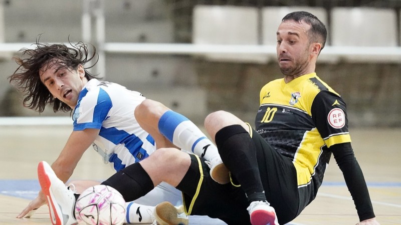 Adri, de O Parrulo Ferrol, y Manu García, del CD Leganés, luchan por controlar un balón