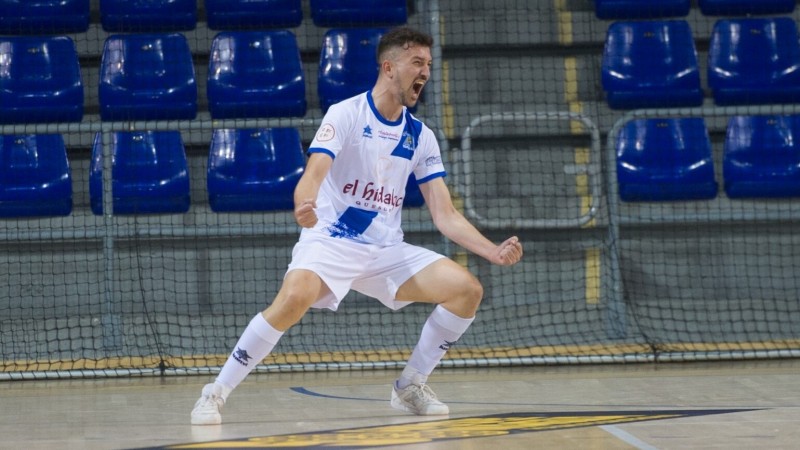 Manu Diz celebra un gol con la camiseta del Manzanares FS Quesos El Hidalgo