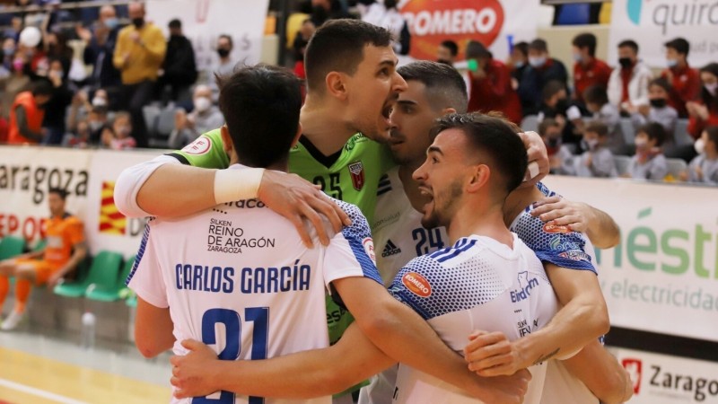Los jugadores del Fútbol Emotion Zaragoza se abrazan tras marcar un gol