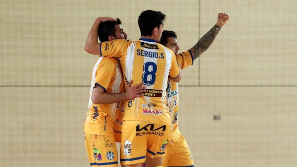 Los jugadores del Atlético Benavente celebran un gol.