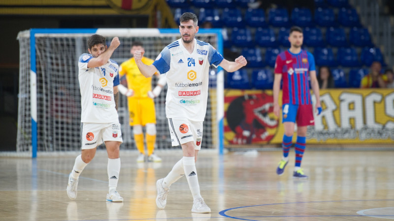 Adri Ortego, del Fútbol Emotion Zaragoza, celebra un gol